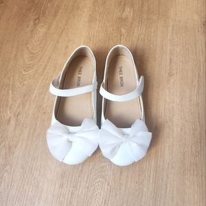 Beautiful white Mary Jane dress shoes with bow size 13